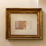 Sono riemerse durante alcuni lavori di restauro e alcune sono state incorniciate come fossero un quadro: mostrano i diversi strati di colore che si sono sovrapposti nel tempo